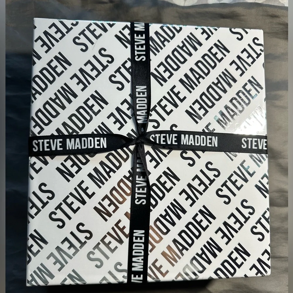 Steve Madden Bennie and Scarf Gift Set - Picture 3 of 4